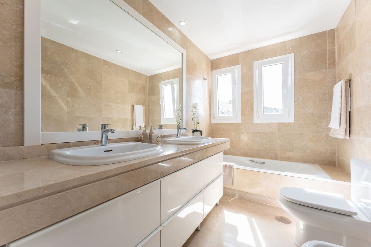 3 bedroom Apartment for sale in Sitio de Calahonda - € 429,000 (Ref: 9928132)