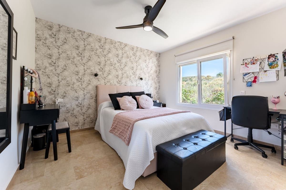 3 bedroom Apartment for sale in Sitio de Calahonda - € 429,000 (Ref: 9928132)