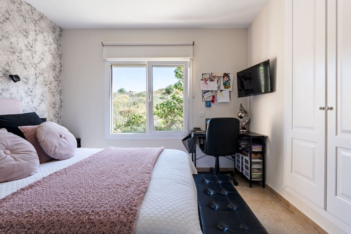 3 bedroom Apartment for sale in Sitio de Calahonda - € 429,000 (Ref: 9928132)