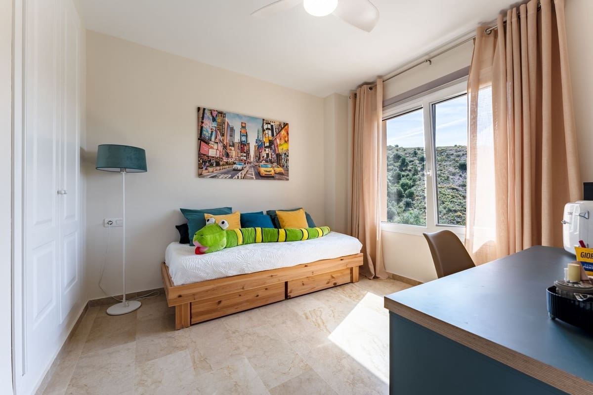3 bedroom Apartment for sale in Sitio de Calahonda - € 429,000 (Ref: 9928132)