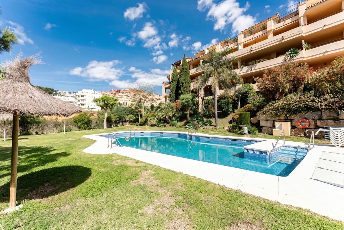 3 bedroom Apartment for sale in Sitio de Calahonda - € 429,000 (Ref: 9928132)