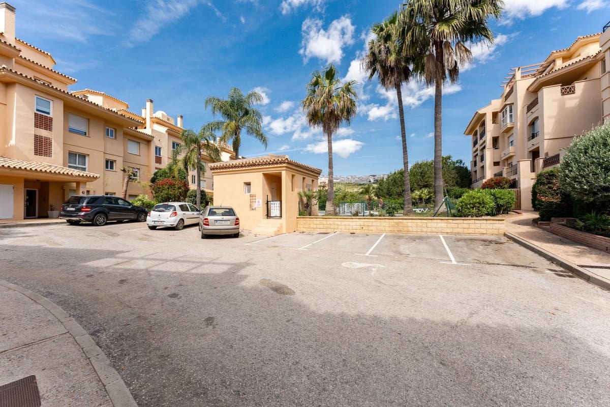 3 bedroom Apartment for sale in Sitio de Calahonda - € 429,000 (Ref: 9928132)