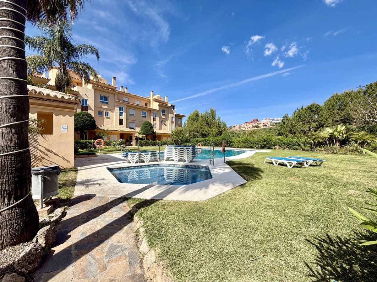 3 bedroom Apartment for sale in Sitio de Calahonda - € 429,000 (Ref: 9928132)