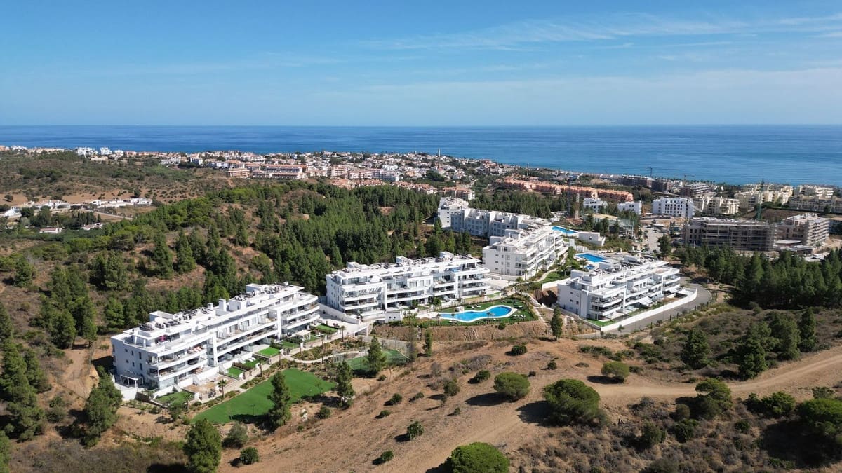 2 bedroom Apartment for sale in Mijas Costa - € 425,000 (Ref: 9928139)