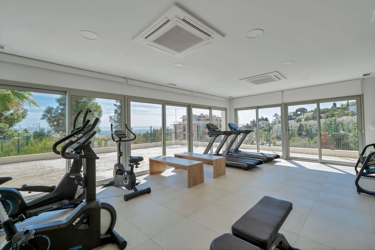 2 bedroom Apartment for sale in Mijas Costa - € 425,000 (Ref: 9928139)