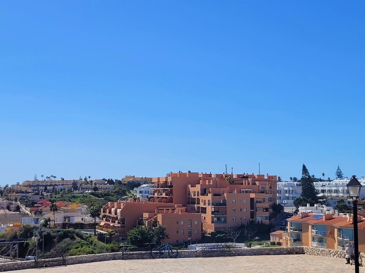 2 bedroom Apartment for sale in Fuengirola with garage - € 419,000 (Ref: 9928147)