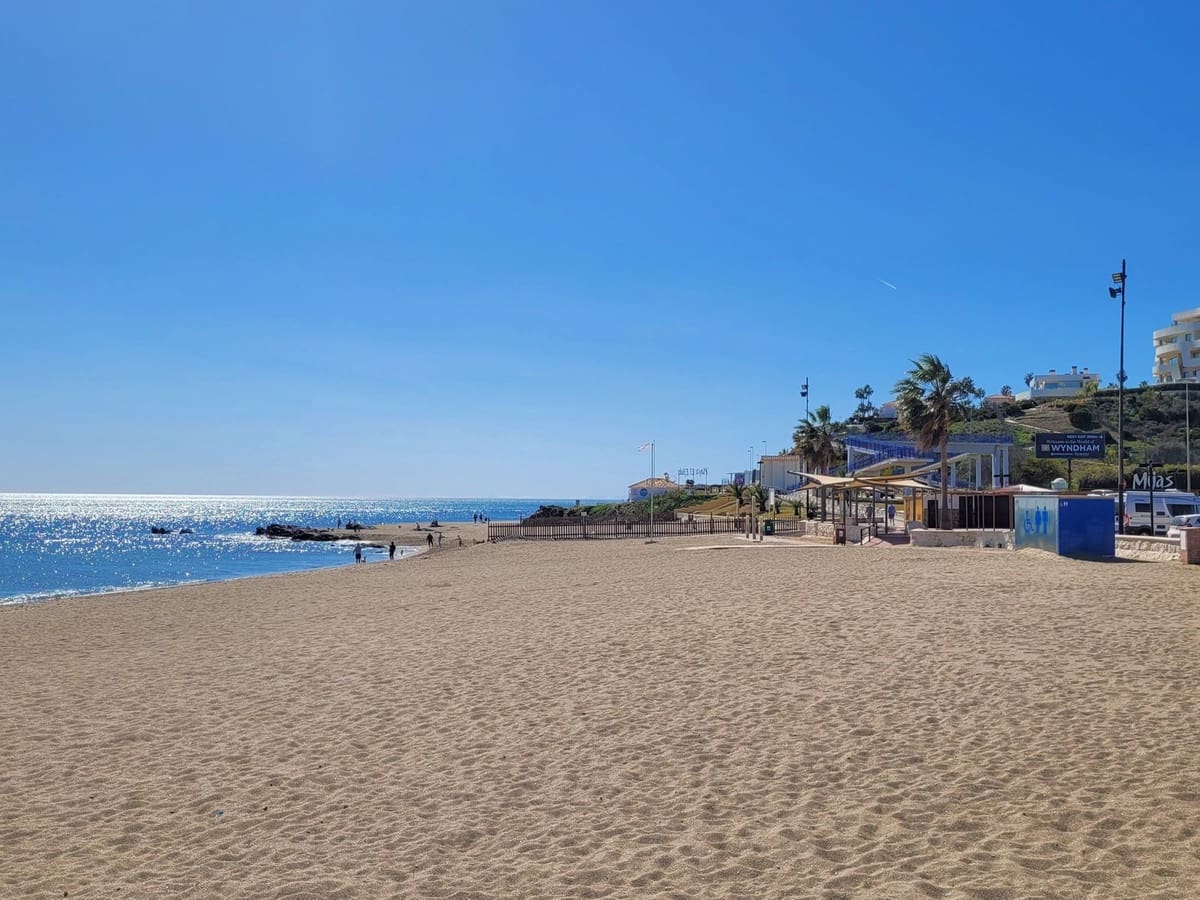 2 bedroom Apartment for sale in Fuengirola with garage - € 419,000 (Ref: 9928147)