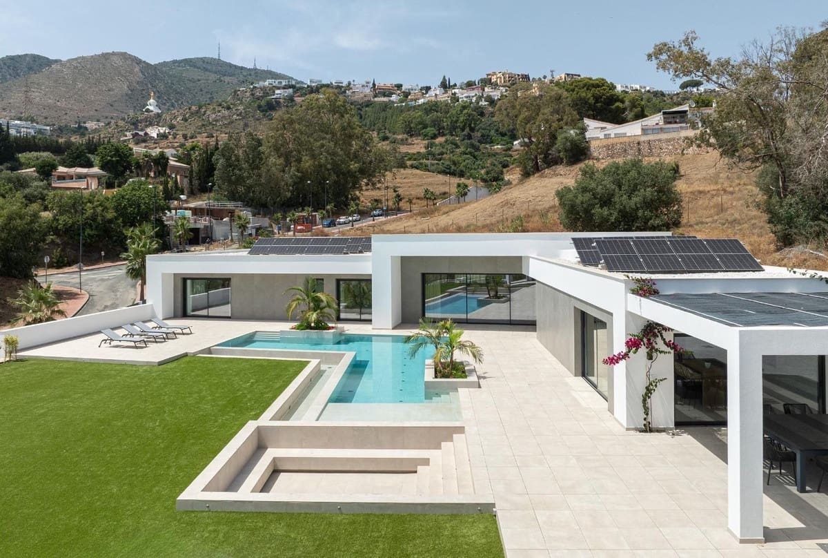 5 bedroom Villa for sale in Benalmadena Costa with garage - € 4,500,000 (Ref: 9929779)