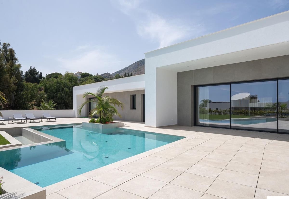 5 bedroom Villa for sale in Benalmadena Costa with garage - € 4,500,000 (Ref: 9929779)