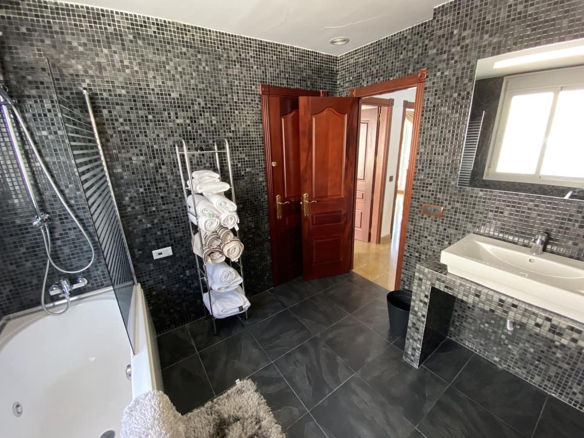 5 soverom Villa til salgs i Torremolinos med garasje - € 1 150 000 (Ref: 9929892)