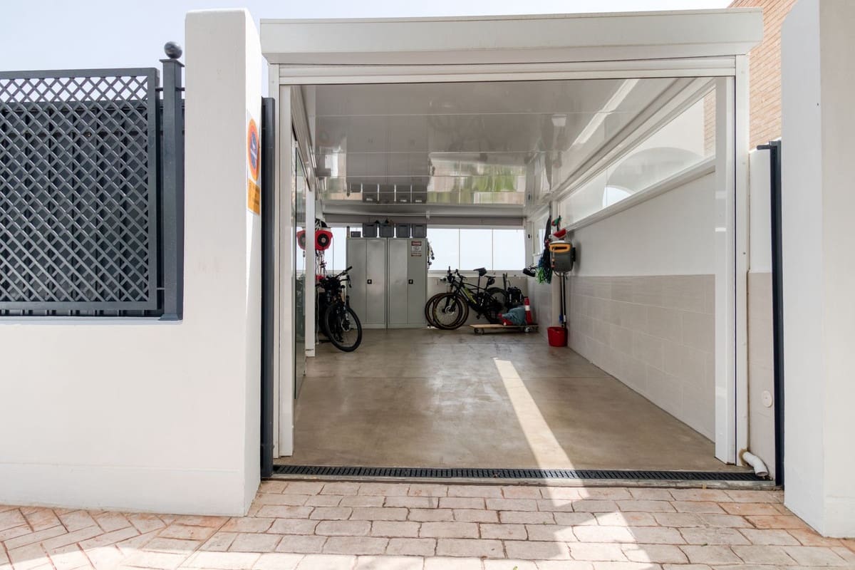4 makuuhuone Huvila myytävänä paikassa Torremuelle mukana 
autotalli - 1 295 000 € (Ref: 9929902)