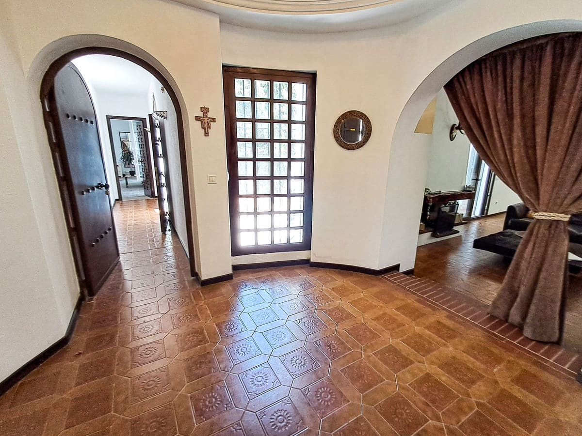 7 Zimmer Villa zu verkaufen in Calahonda - 1.650.000 € (Ref: 9929924)