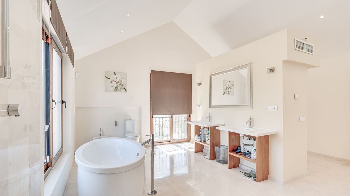 5 soverom Villa til salgs i La Cala Golf med garasje - € 1 890 000 (Ref: 9929931)