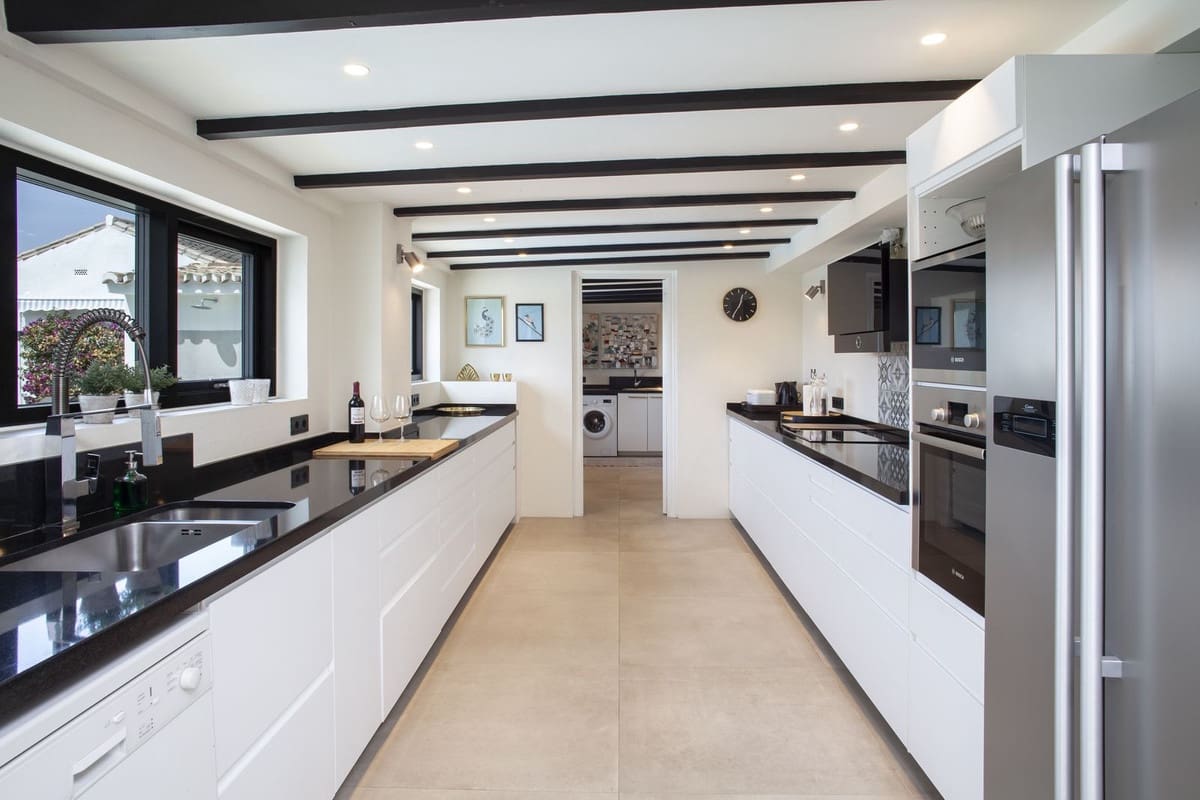 4 Zimmer Villa zu verkaufen in La Sierrezuela mit Garage - 1.950.000 € (Ref: 9929932)