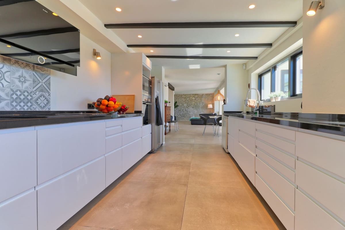4 Zimmer Villa zu verkaufen in La Sierrezuela mit Garage - 1.950.000 € (Ref: 9929932)