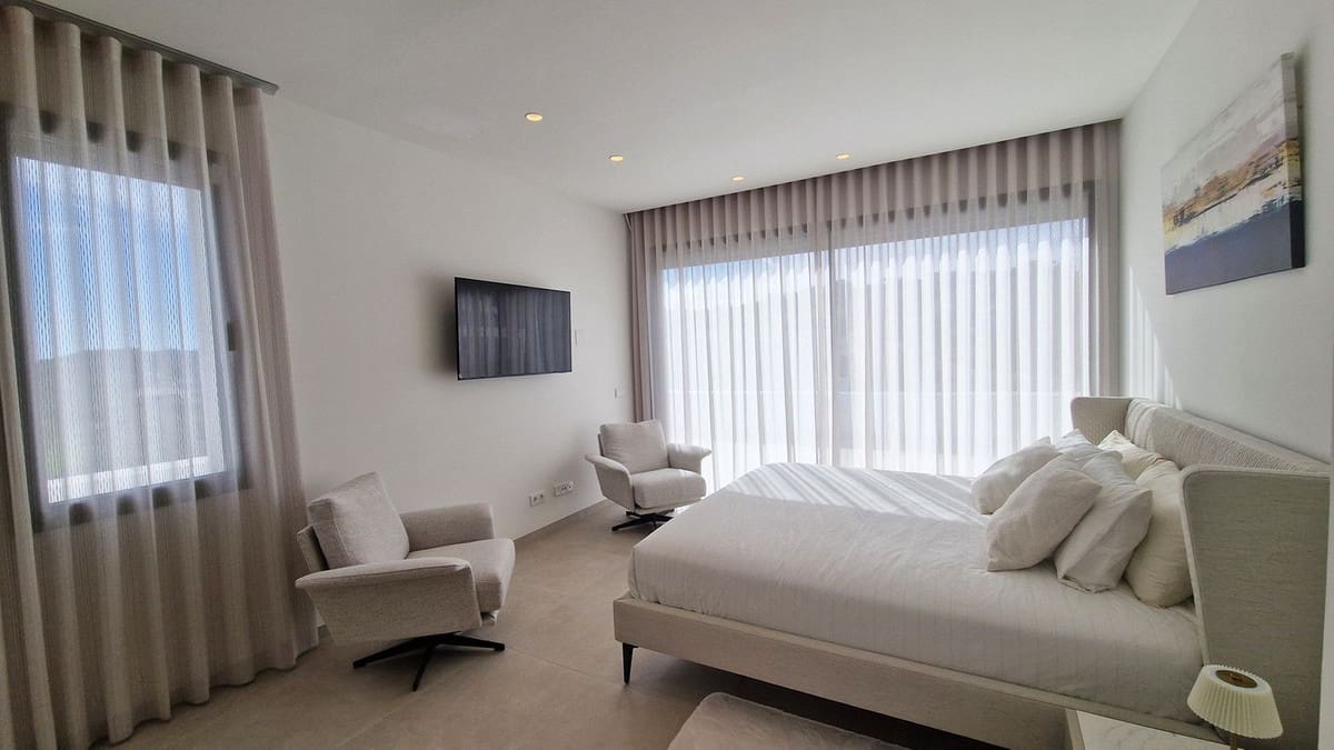 Chalet de 4 habitaciones en La Cala Golf en venta con garaje - 2.000.000 € (Ref: 9929935)