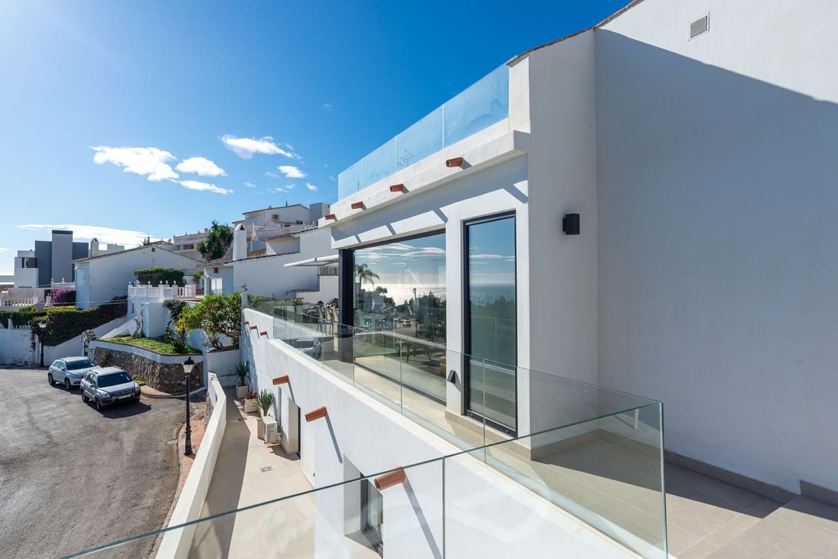 6 Zimmer Villa zu verkaufen in La Cala de Mijas mit Garage - 2.100.000 € (Ref: 9929937)