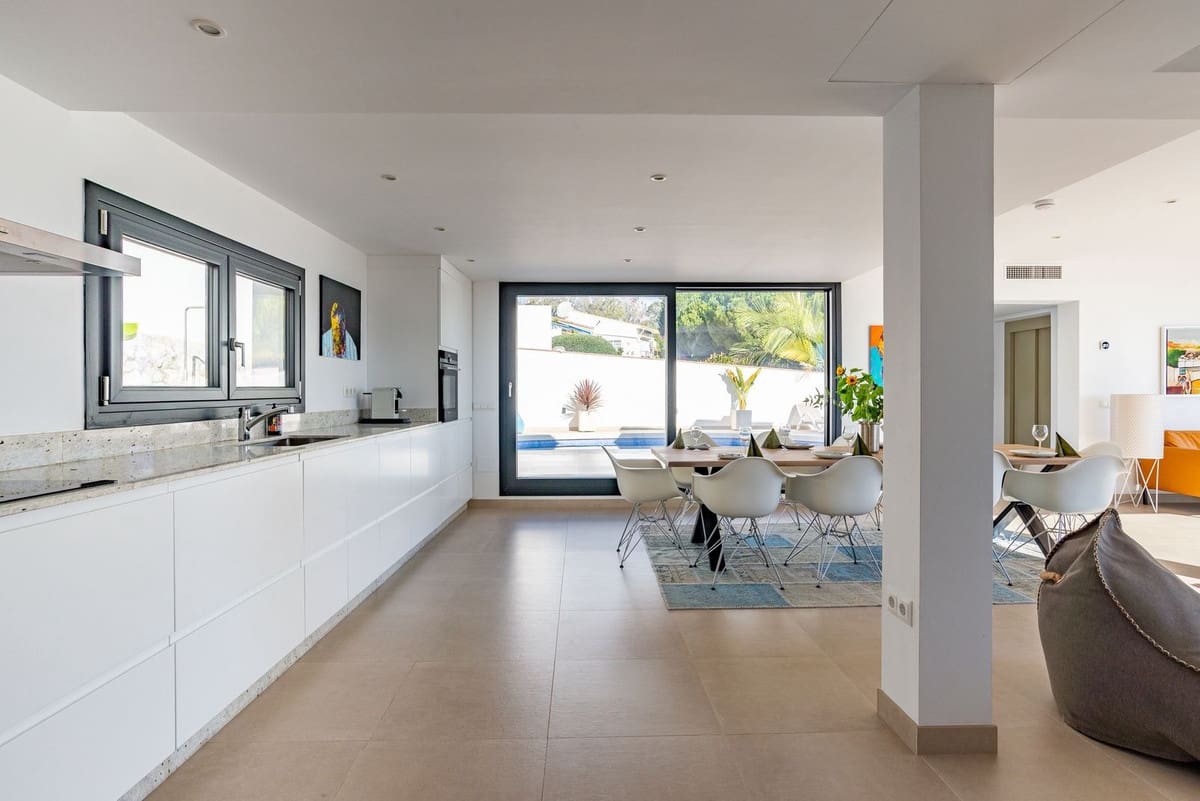 6 Zimmer Villa zu verkaufen in La Cala de Mijas mit Garage - 2.100.000 € (Ref: 9929937)