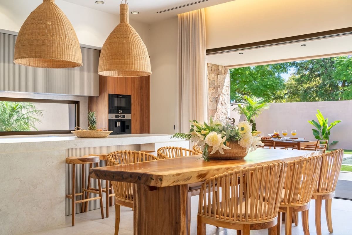 4 bedroom Villa for sale in Alhaurin de la Torre with garage - € 2,200,000 (Ref: 9929940)