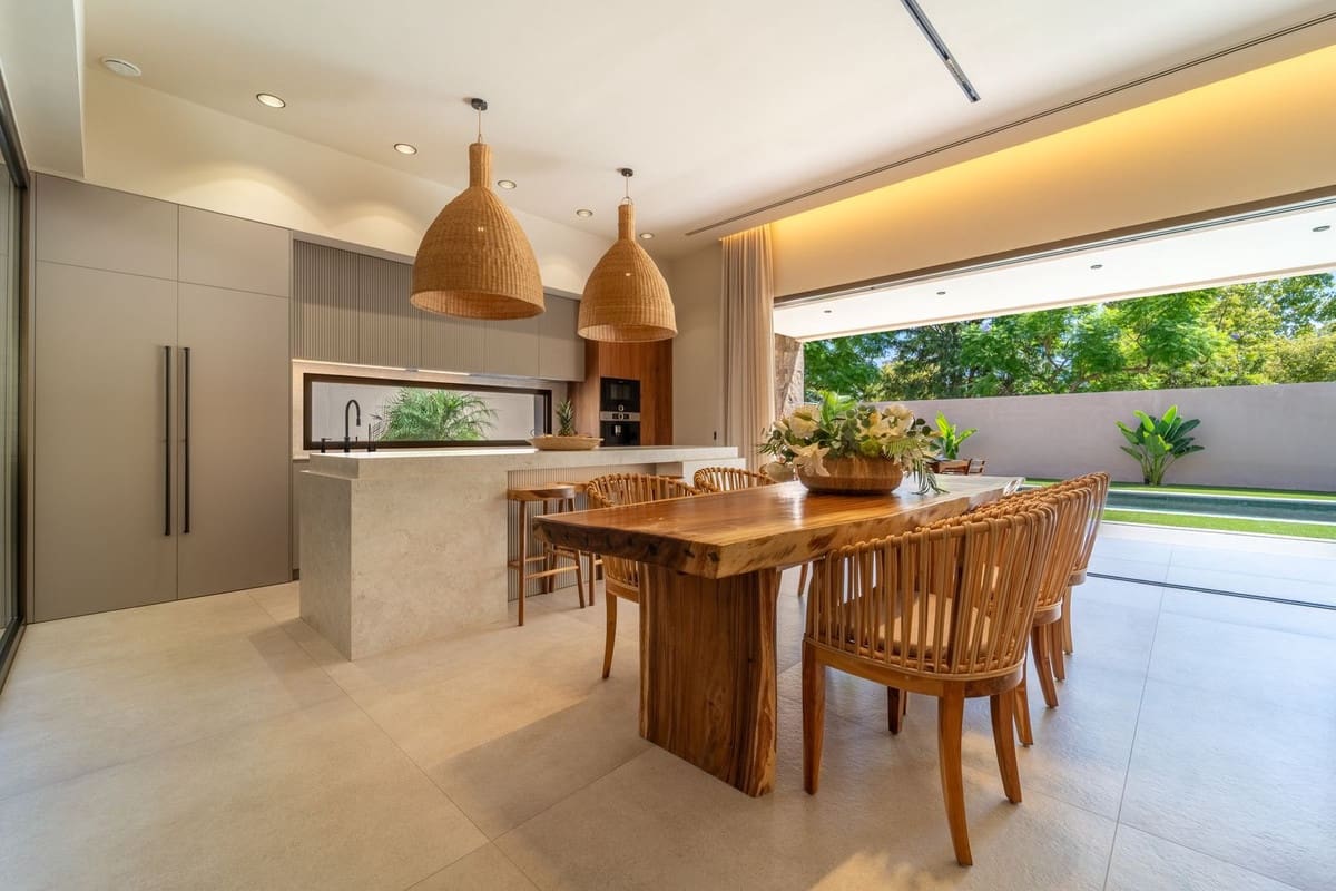 4 bedroom Villa for sale in Alhaurin de la Torre with garage - € 2,200,000 (Ref: 9929940)