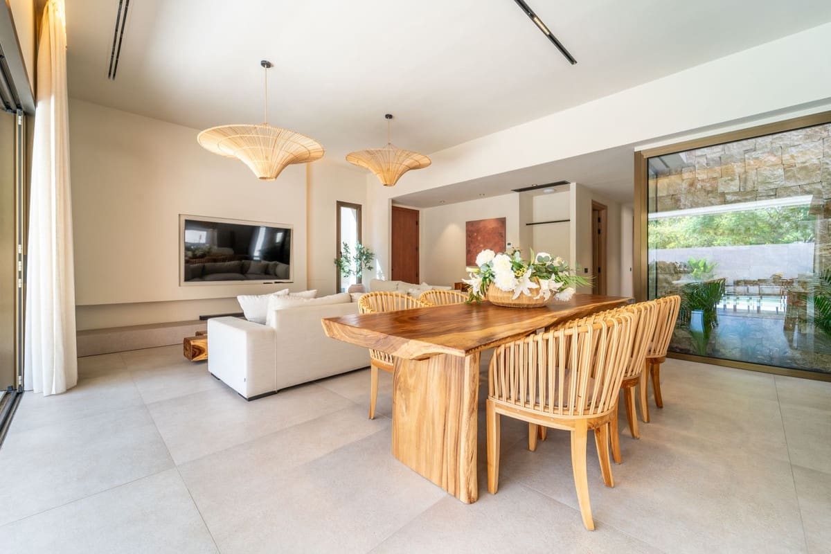 4 bedroom Villa for sale in Alhaurin de la Torre with garage - € 2,200,000 (Ref: 9929940)