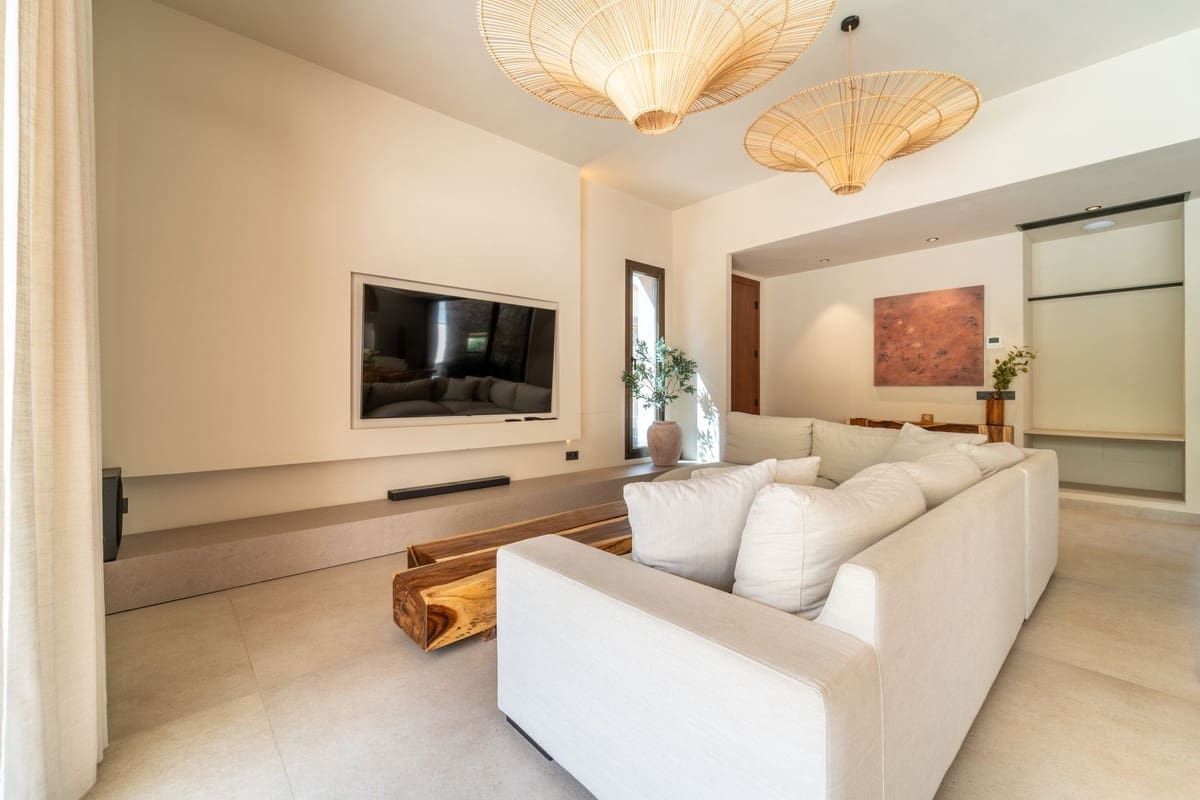 4 bedroom Villa for sale in Alhaurin de la Torre with garage - € 2,200,000 (Ref: 9929940)