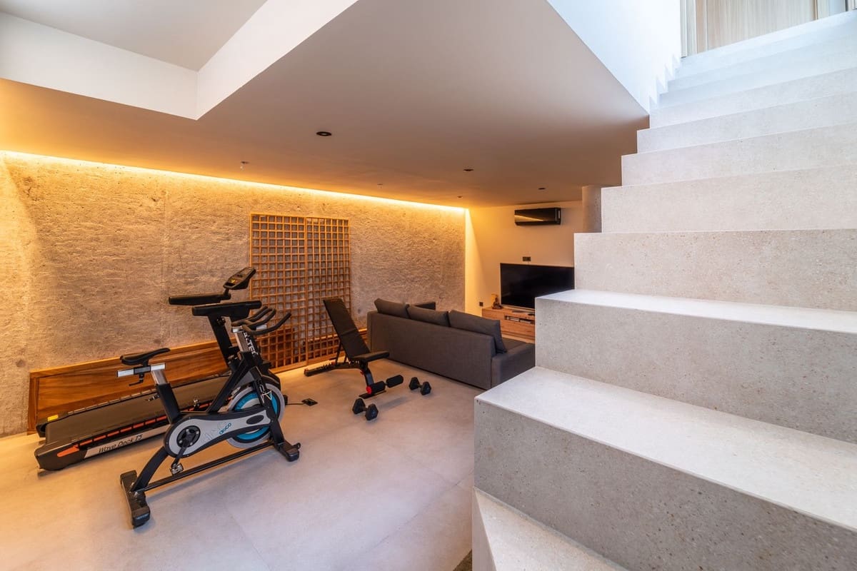 4 bedroom Villa for sale in Alhaurin de la Torre with garage - € 2,200,000 (Ref: 9929940)
