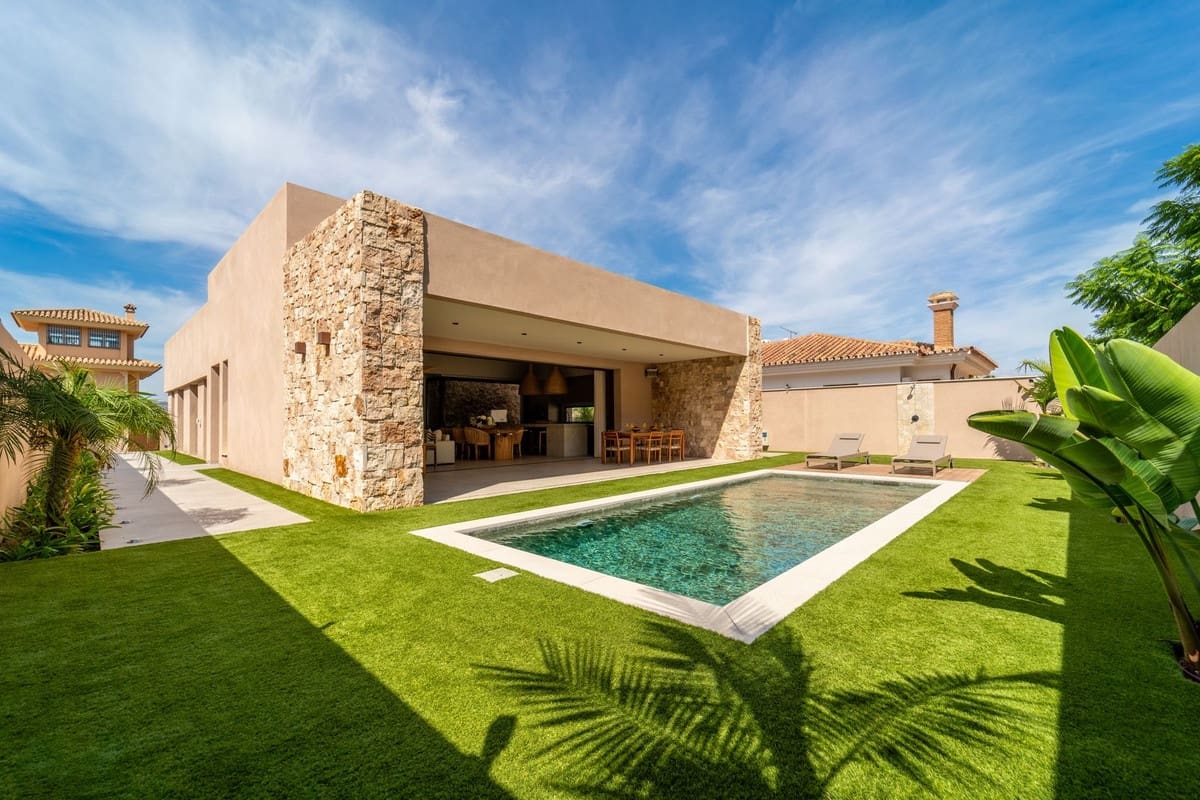 4 bedroom Villa for sale in Alhaurin de la Torre with garage - € 2,200,000 (Ref: 9929940)
