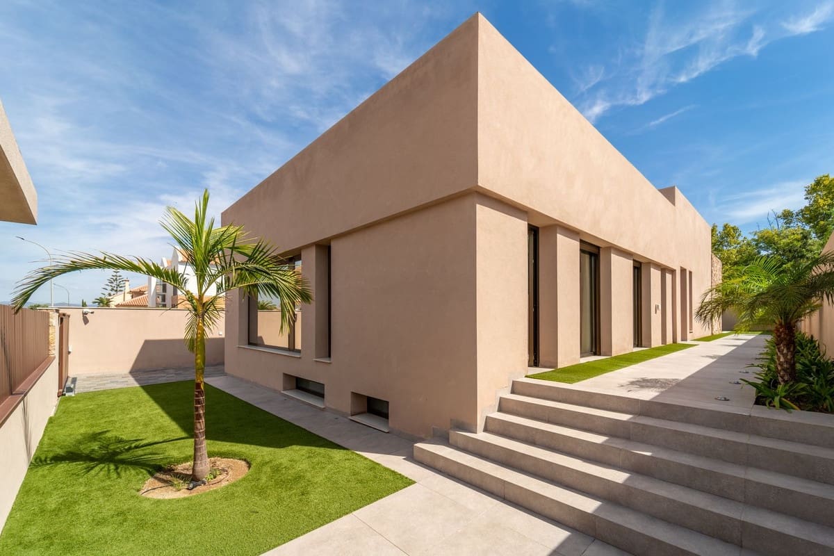 4 bedroom Villa for sale in Alhaurin de la Torre with garage - € 2,200,000 (Ref: 9929940)