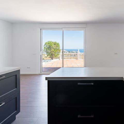 5 bedroom Villa for sale in Estepona with pool garage - € 995,000 (Ref: 9943746)