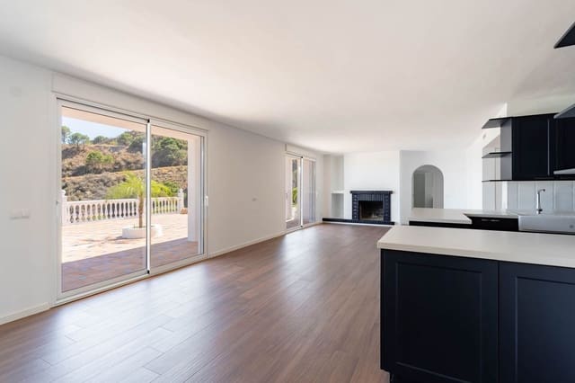 5 bedroom Villa for sale in Estepona with pool garage - € 995,000 (Ref: 9943746)