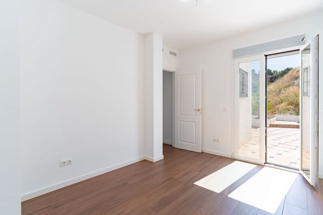 5 bedroom Villa for sale in Estepona with pool garage - € 995,000 (Ref: 9943746)