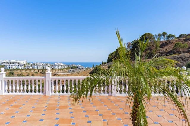 5 bedroom Villa for sale in Estepona with pool garage - € 995,000 (Ref: 9943746)