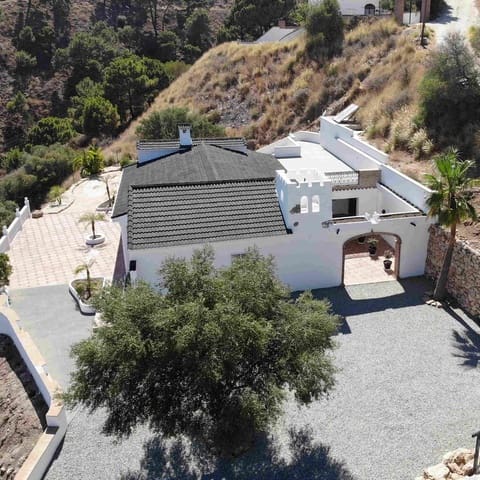 5 bedroom Villa for sale in Estepona with pool garage - € 995,000 (Ref: 9943746)