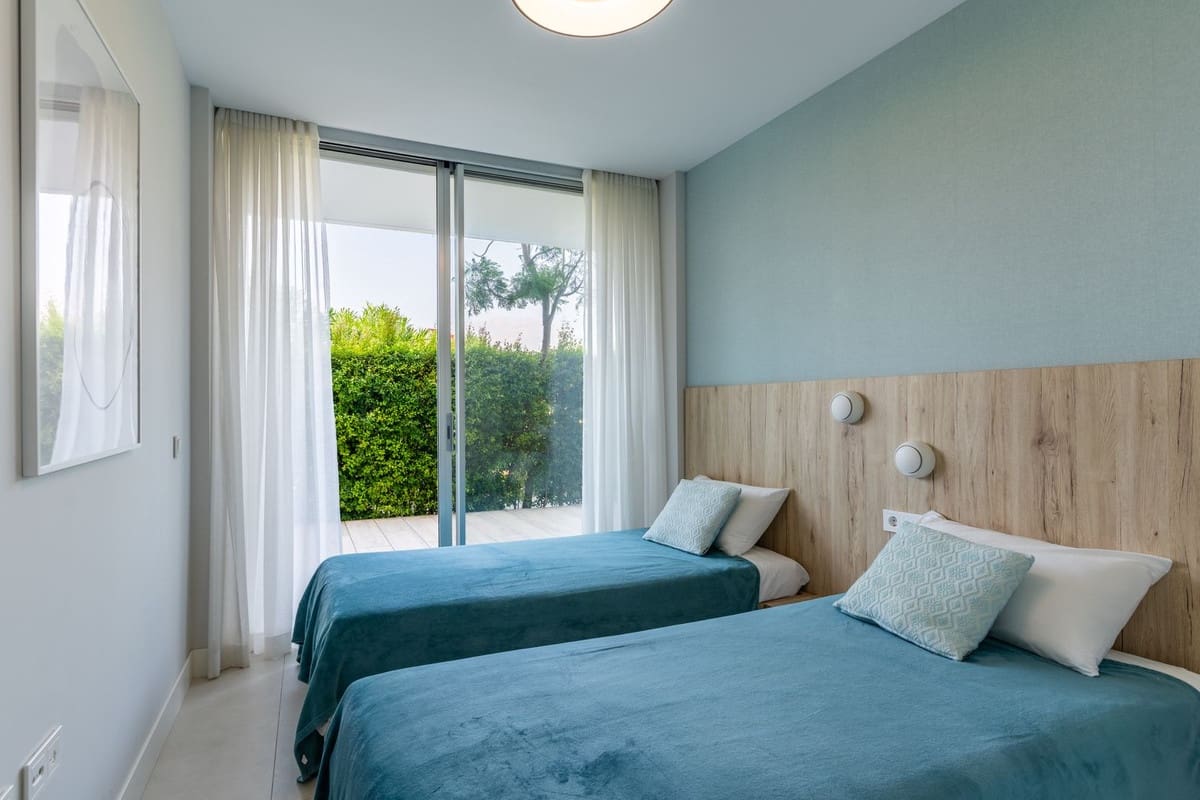 Apartamento de 2 habitaciones en Estepona en venta con garaje - 995.000 € (Ref: 9943747)