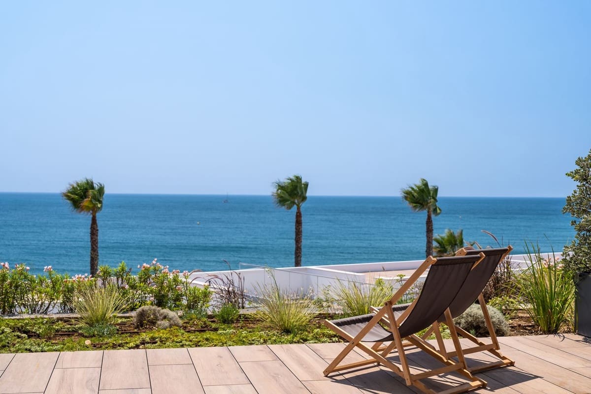 Apartamento de 2 habitaciones en Estepona en venta con garaje - 995.000 € (Ref: 9943747)