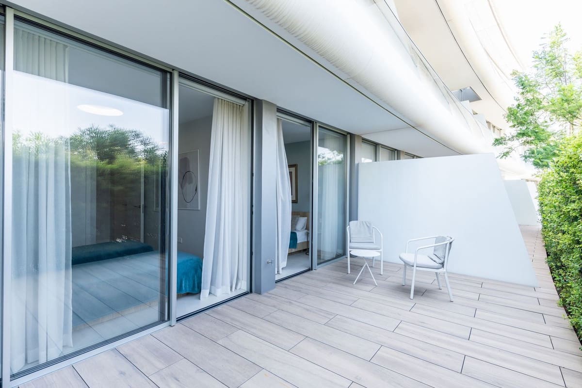 Apartamento de 2 habitaciones en Estepona en venta con garaje - 995.000 € (Ref: 9943747)