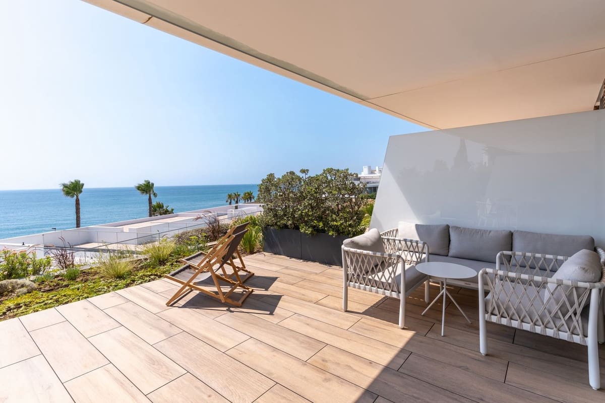 Apartamento de 2 habitaciones en Estepona en venta con garaje - 995.000 € (Ref: 9943747)