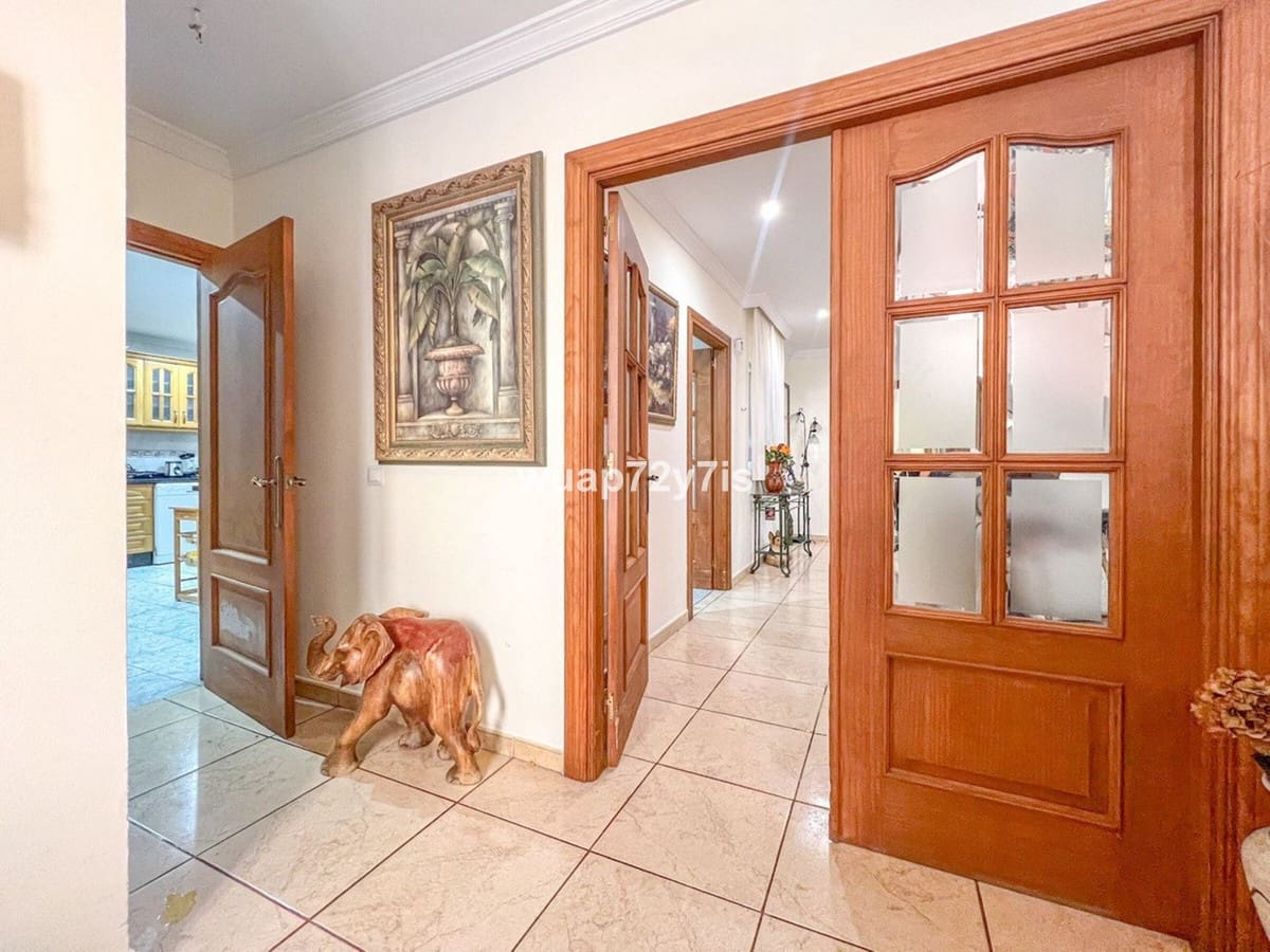 5 makuuhuone Omakotitalo myytävänä paikassa Estepona mukana 
autotalli - 1 163 000 € (Ref: 9943751)