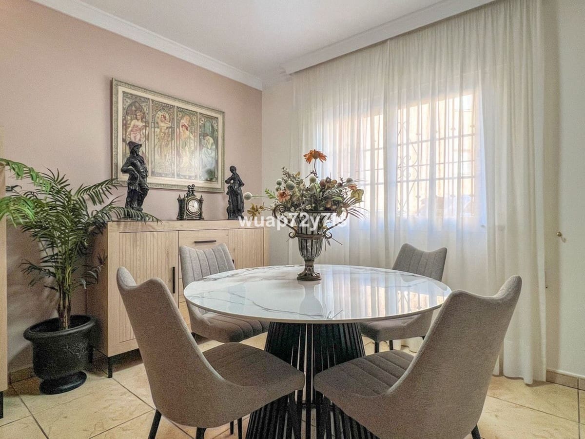 5 makuuhuone Omakotitalo myytävänä paikassa Estepona mukana 
autotalli - 1 163 000 € (Ref: 9943751)
