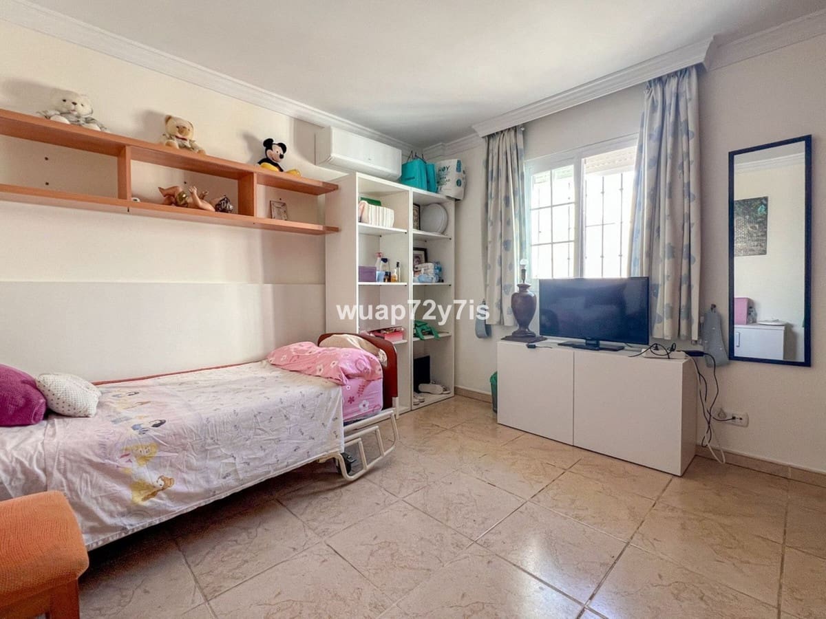 5 makuuhuone Omakotitalo myytävänä paikassa Estepona mukana 
autotalli - 1 163 000 € (Ref: 9943751)