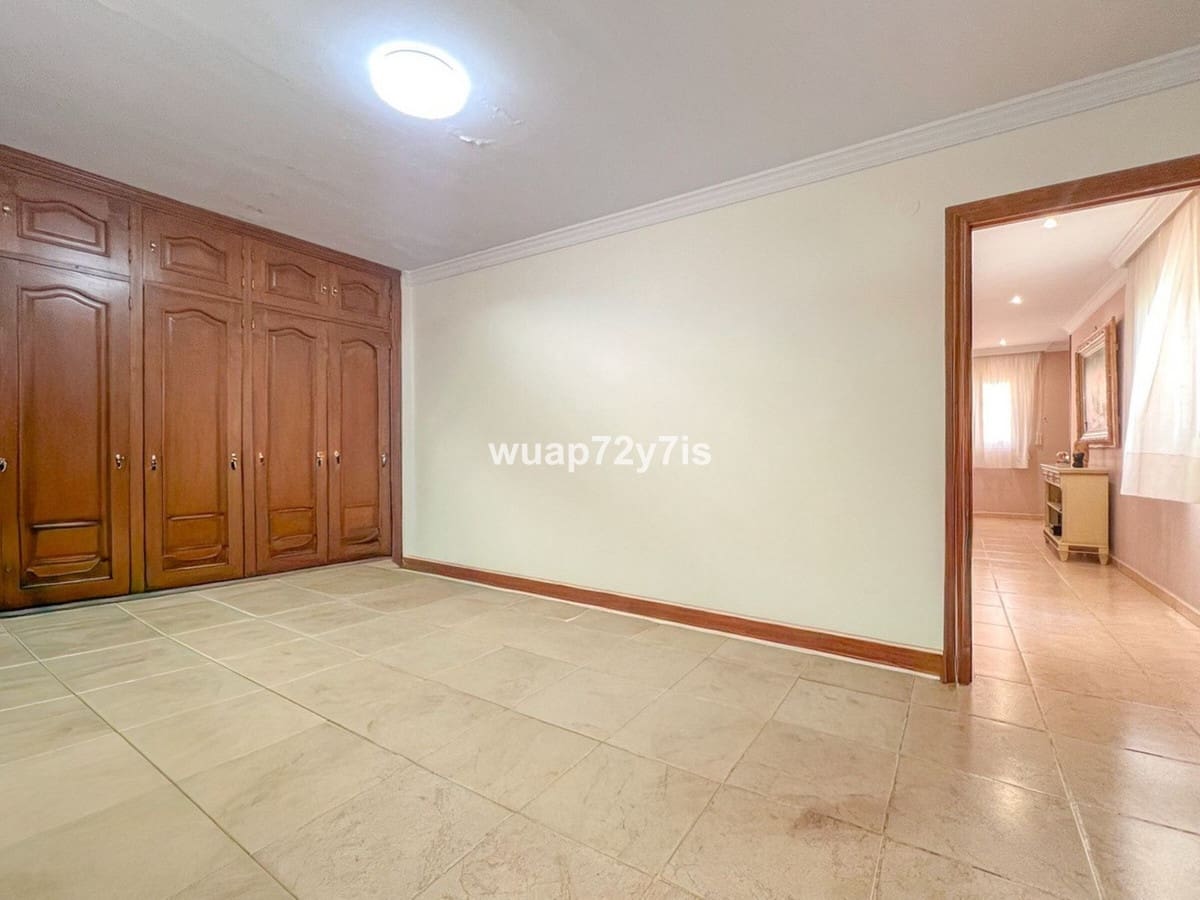 5 makuuhuone Omakotitalo myytävänä paikassa Estepona mukana 
autotalli - 1 163 000 € (Ref: 9943751)