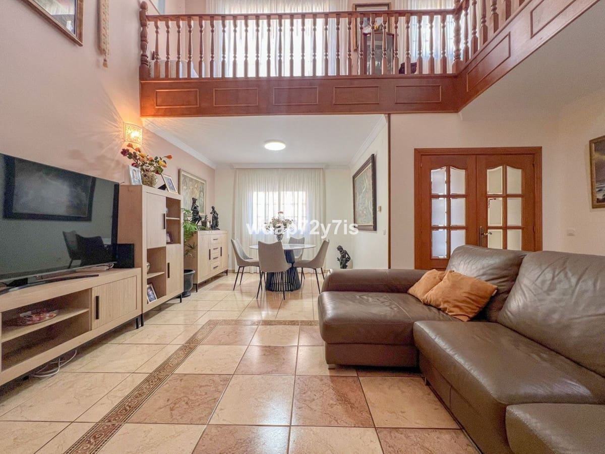 5 makuuhuone Omakotitalo myytävänä paikassa Estepona mukana 
autotalli - 1 163 000 € (Ref: 9943751)