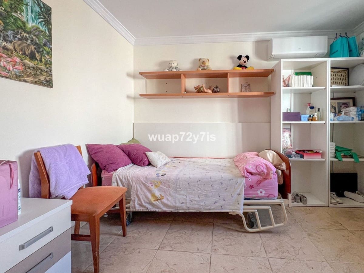 5 makuuhuone Omakotitalo myytävänä paikassa Estepona mukana 
autotalli - 1 163 000 € (Ref: 9943751)