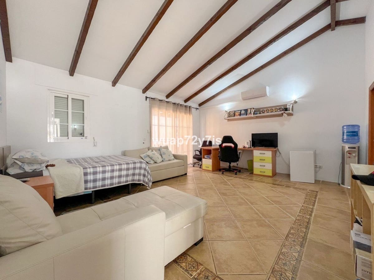 5 makuuhuone Omakotitalo myytävänä paikassa Estepona mukana 
autotalli - 1 163 000 € (Ref: 9943751)