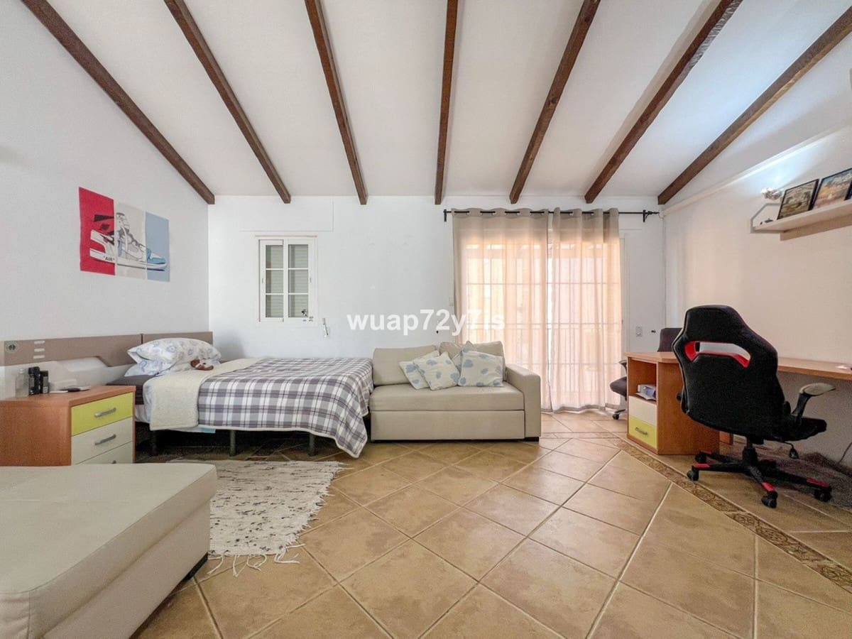 5 makuuhuone Omakotitalo myytävänä paikassa Estepona mukana 
autotalli - 1 163 000 € (Ref: 9943751)