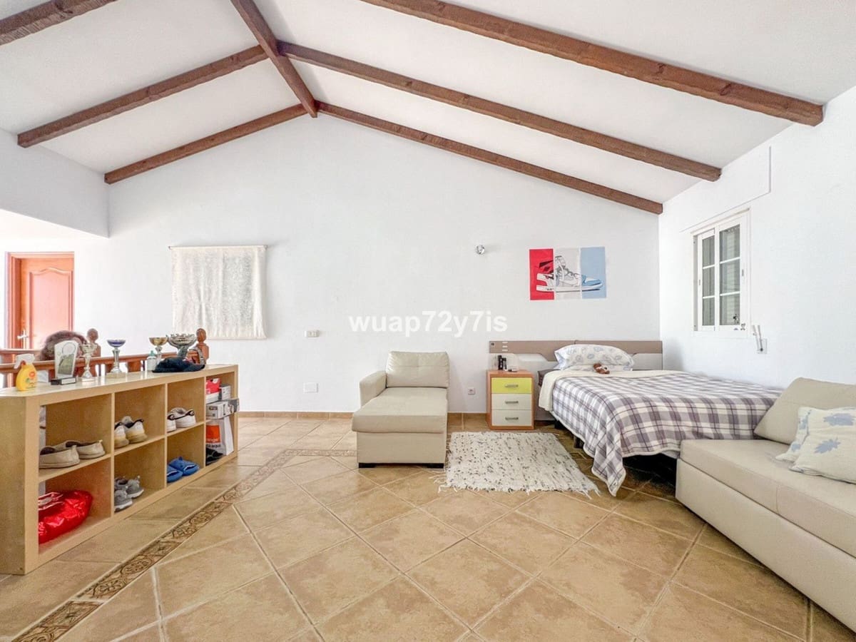 5 makuuhuone Omakotitalo myytävänä paikassa Estepona mukana 
autotalli - 1 163 000 € (Ref: 9943751)
