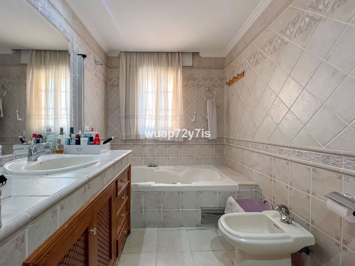 5 makuuhuone Omakotitalo myytävänä paikassa Estepona mukana 
autotalli - 1 163 000 € (Ref: 9943751)