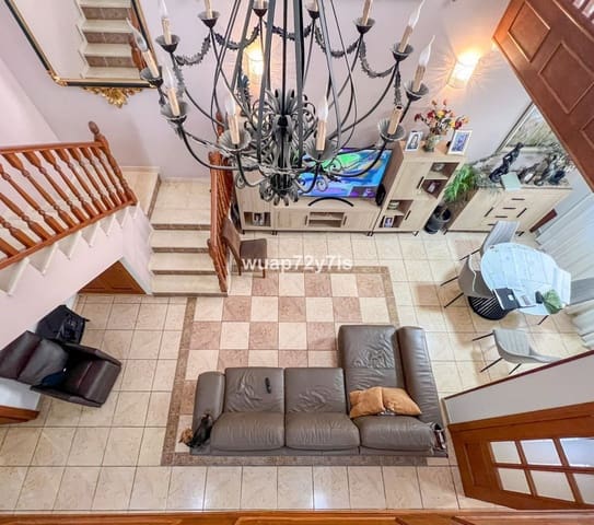 5 soveværelse Byhus til salg i Estepona med garage - € 1.163.000 (Ref: 9943751)