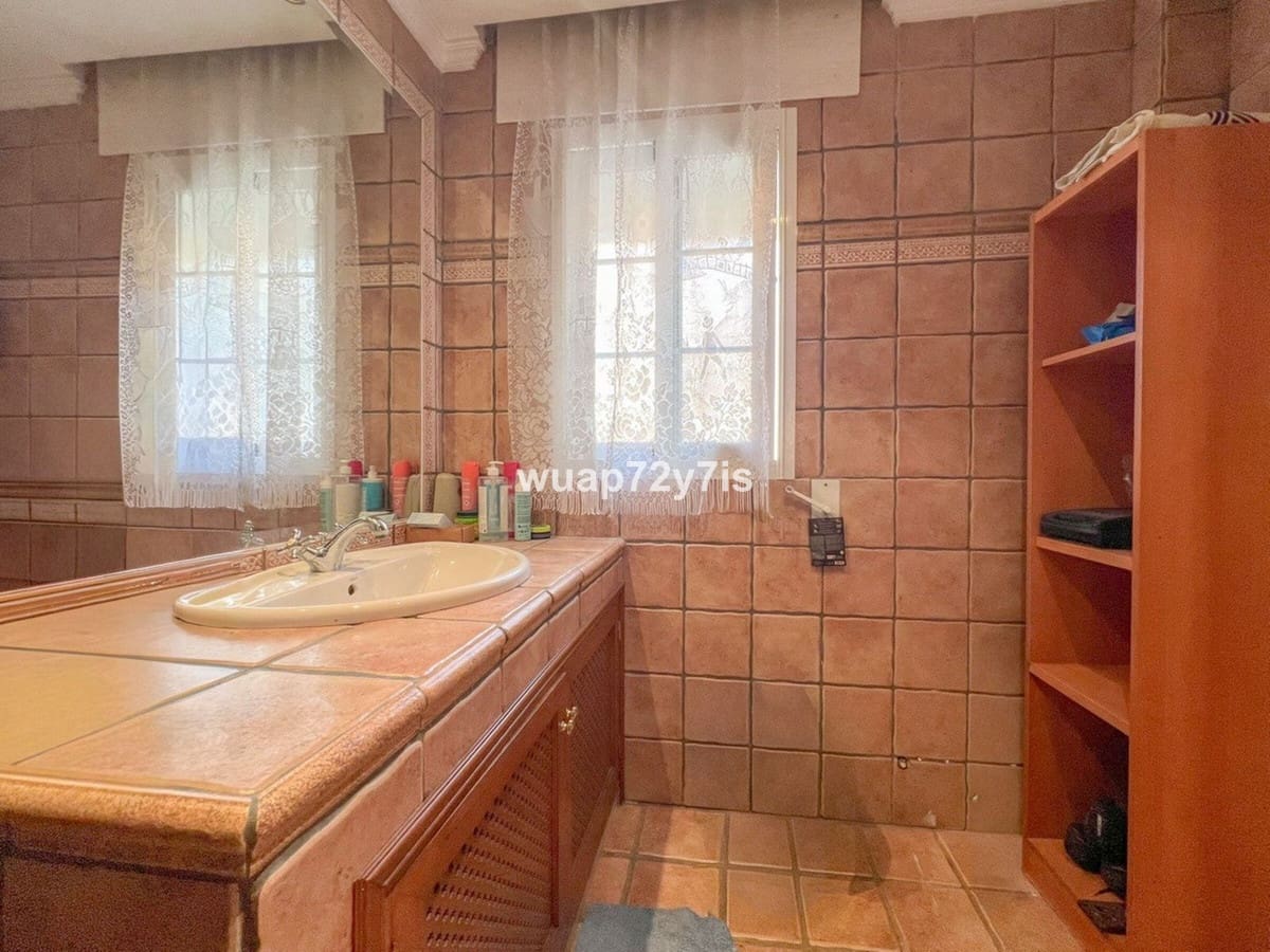 5 makuuhuone Omakotitalo myytävänä paikassa Estepona mukana 
autotalli - 1 163 000 € (Ref: 9943751)